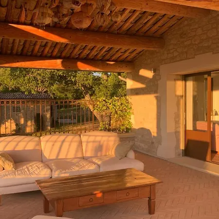 Les Noyers Bed & Breakfast Montjustin