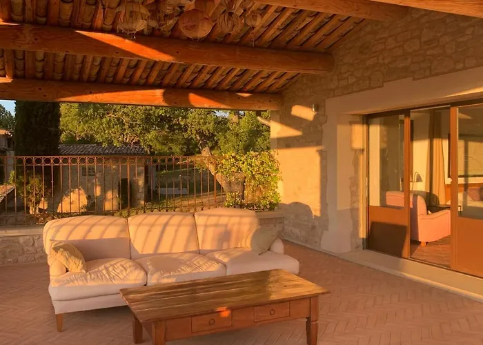 Les Noyers Bed & Breakfast Montjustin